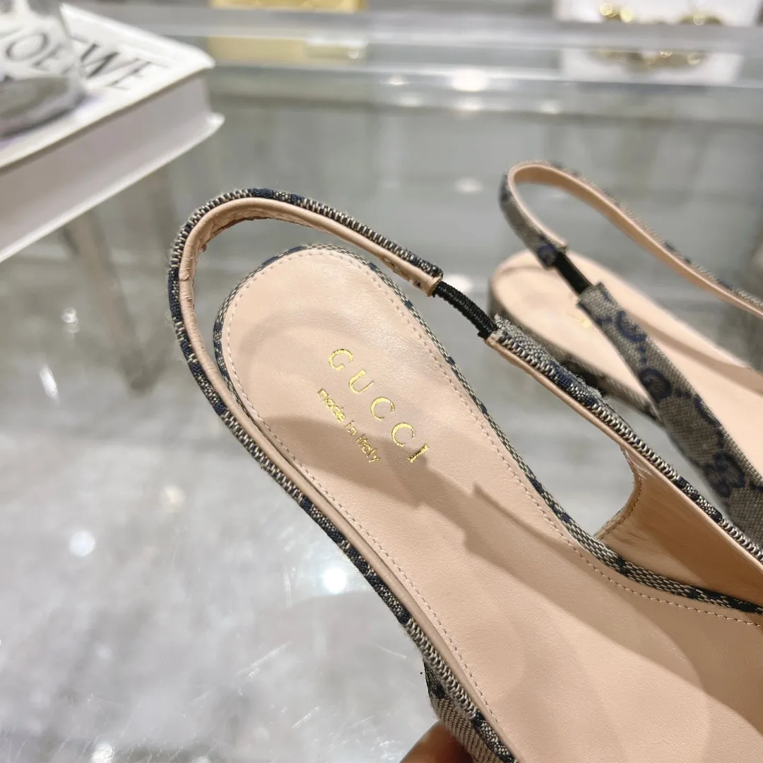 👟👟Ex-factory price 440👟👟 (genuine leather sole +40) Gucci Original GG canvas adds dazzling essence to these slingback pumps. Brown leather piping and light gold-toned hardware are complemented by beige and brown graphics. The pointed toe, elasticated straps and low heel all work together to create a comfortable fit. Upper: Made of first-layer imported patent cowhide/sheepskin lining. Outsole: Rubber non-slip outsole/genuine leather outsole. Size: 35-42 (34/41 42 customized, non-refundable)​